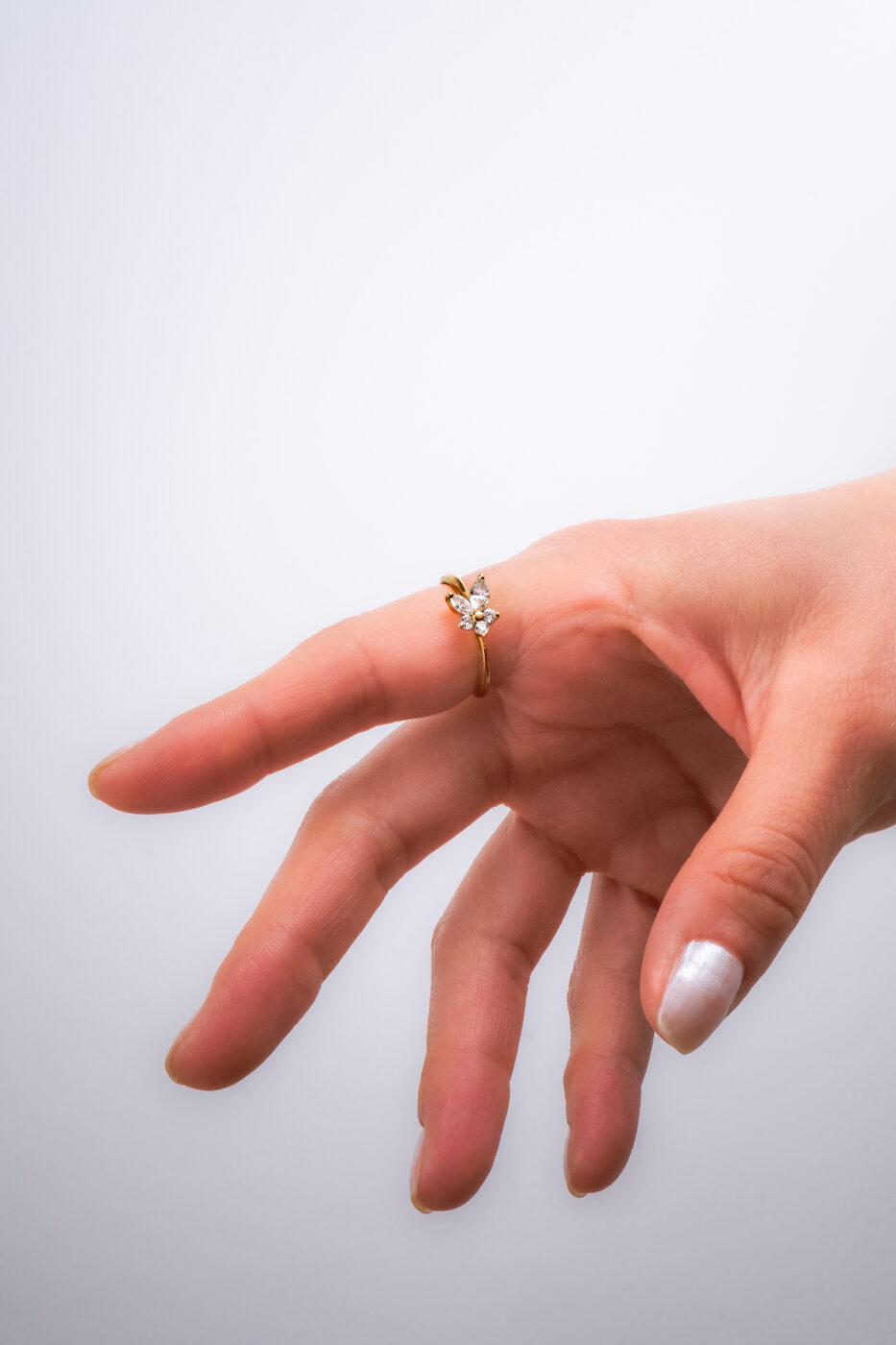 Main portant une bague fine